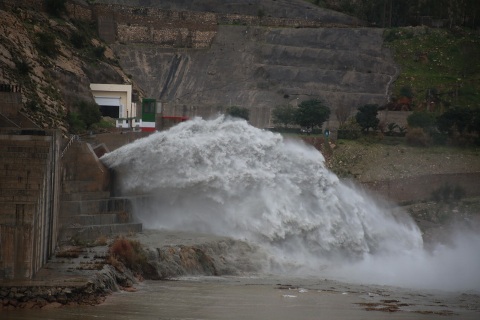 عملیات بازگشایی دریچه تخلیه تحتانی سد شهید عباسپور