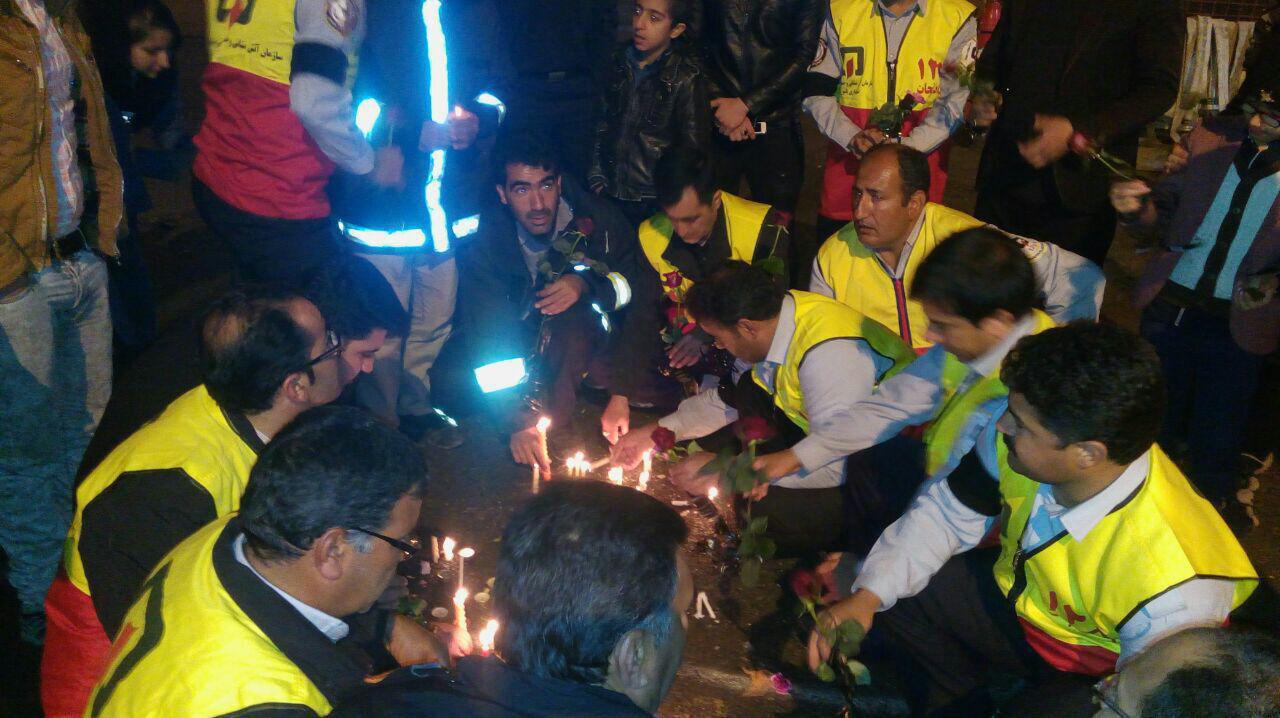 یاسوجی ها به احترام آتشنشانان شمع روشن کردند + تصاویر