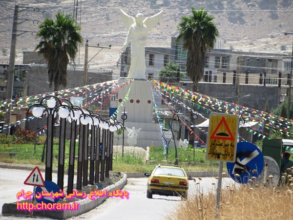 انتقاد از وضعیت نماد های میادین شهر چرام