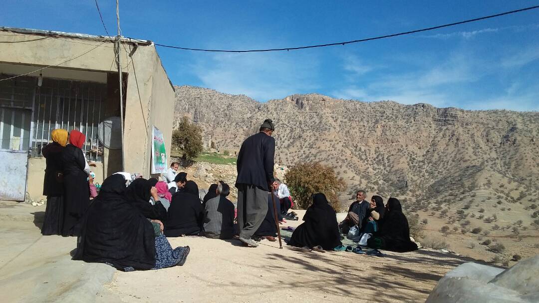 کاروان سلامت هلال احمر در روستای گوراب کهگیلویه