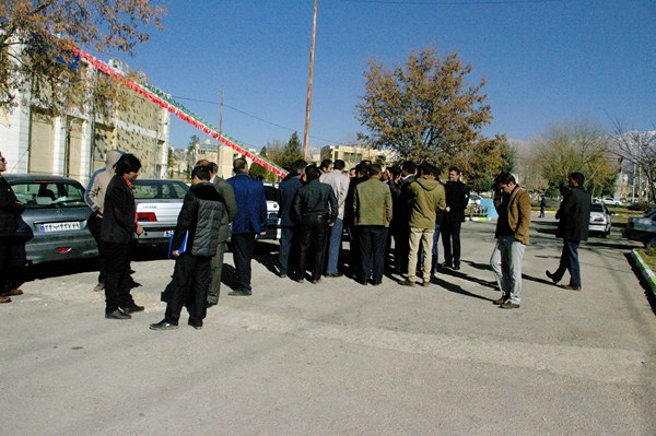 تجمع اعتراضی در مقابل شورای شهر / کاری که خانم شهردار کرد و شهردار مرد نتوانست! + تصاویر