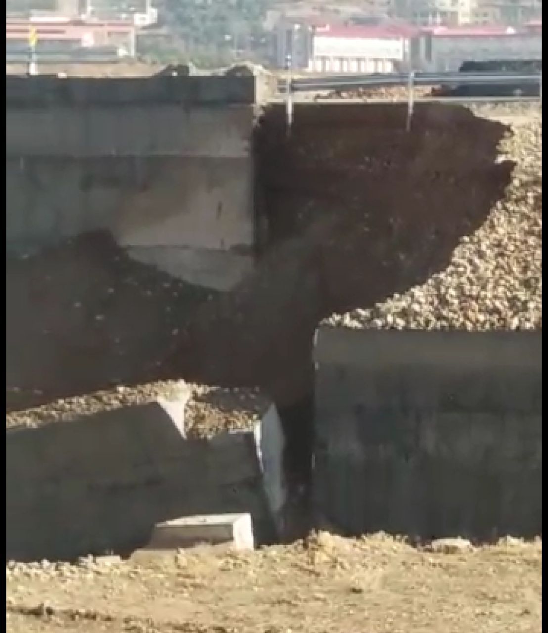 آیا تردد بر روی پل بشار متوقف می شود؟ / پلی که زیر آن آب است و روی آن نان! + تصاویر و فیلم