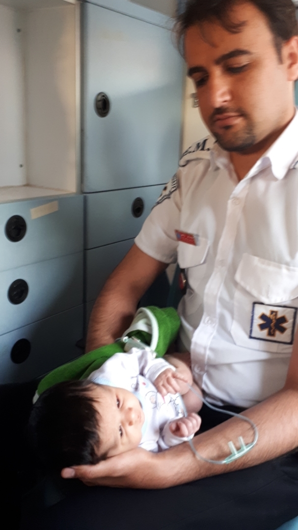 نجات نوزاد ۱۲ روزه از مرگ حتمی توسط تکنسین‌های اورژانس۱۱۵ مادوان + تصویر