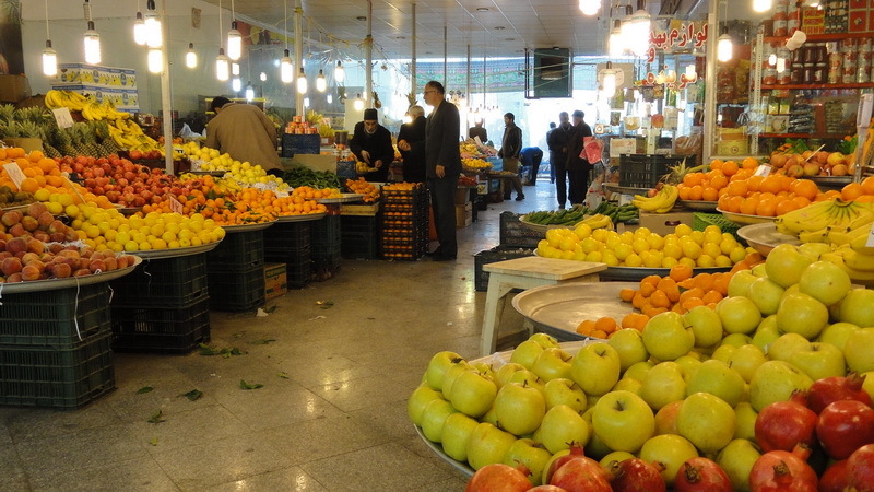 عدم نظارت بر صنف میوه فروشان!/در این شهر میوه فروشان خود قیمت فروش را مشخص میکنند!