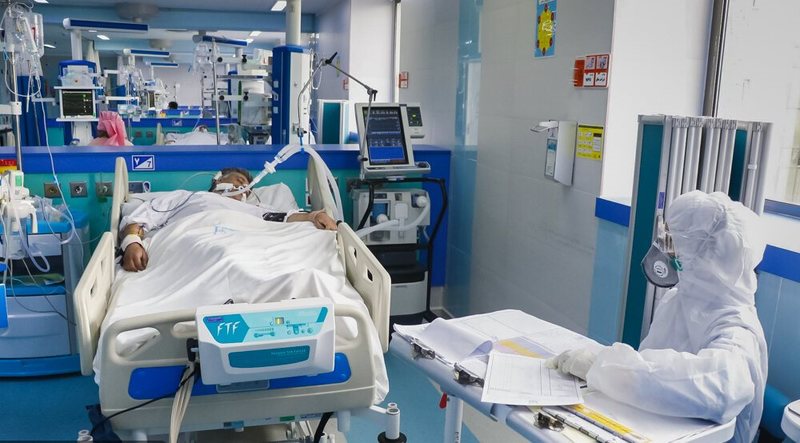 افزایش بیماران بدحال تنفسی در قزوین/ ۳۲۸ بیمار کرونایی در بیمارستان‌ها بستری هستند