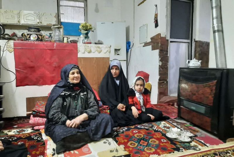 تکریم سخنگوی دولت از یک مادر سالخورده به نیابت از شهید