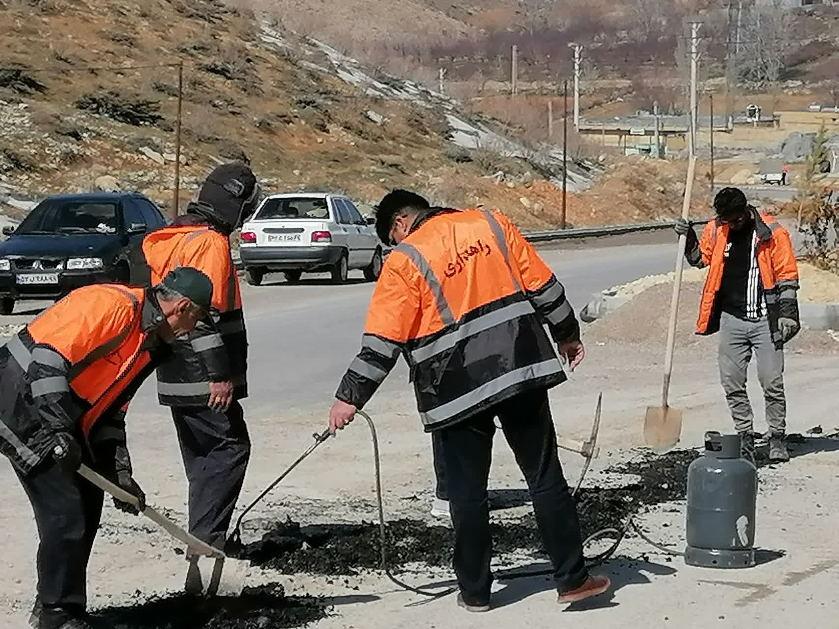 آماده سازی جاده‌های شهرستان مارگون برای تردد مسافران نوروزی