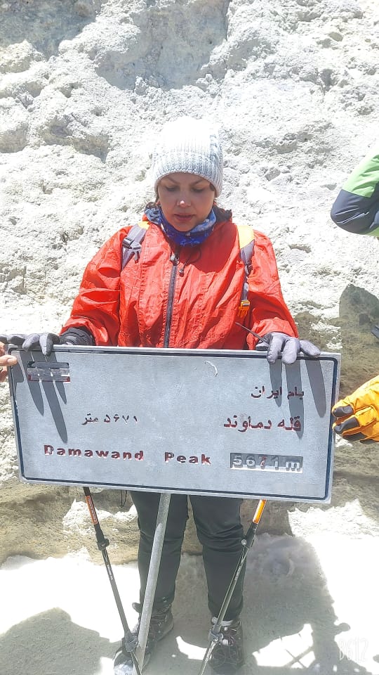 زن کوهنورد لنده ای دماوند را فتح کرد