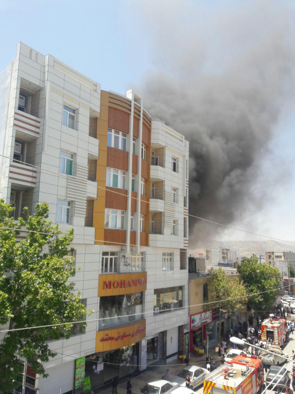 آتش سوزی در ساختمان پزشکان یاسوج/ سلفی ها مانع کار آتش نشانان + تصاویر