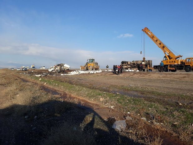 تریلی حامل مواد شیمیایی در اتوبان قزوین، زنجان واژگونی شد تریلی حامل مواد شیمیایی در اتوبان قزوین، زنجان واژگونی شد