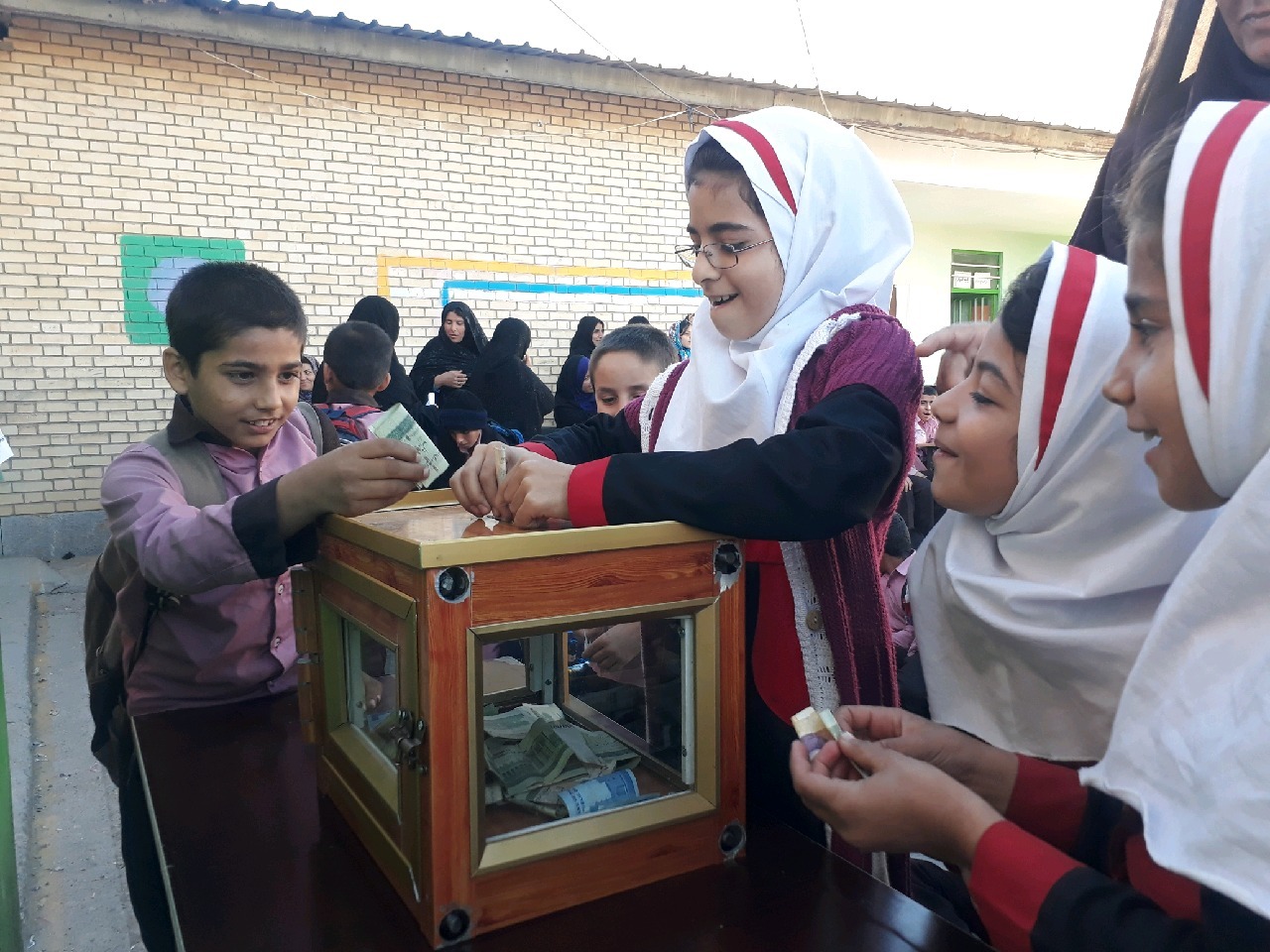 قلک همیاری طرحی برای تمرین نوعدوستی در یکی از مدارس لنده/ نعمت پور؛ باید در راه تربیت دانشآموزان عشق، همدلی، ادب و معرفت آموزش داده شود+تصاویر قلک همیاری طرحی برای تمرین نوعدوستی در یکی از مدارس لنده/ نعمت پور؛ باید در راه تربیت دانشآموزان عشق، همدلی، ادب و معرفت آموزش داده شود+تصاویر