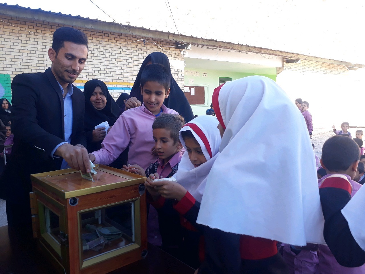 قلک همیاری طرحی برای تمرین نوعدوستی در یکی از مدارس لنده/ نعمت پور؛ باید در راه تربیت دانشآموزان عشق، همدلی، ادب و معرفت آموزش داده شود+تصاویر قلک همیاری طرحی برای تمرین نوعدوستی در یکی از مدارس لنده/ نعمت پور؛ باید در راه تربیت دانشآموزان عشق، همدلی، ادب و معرفت آموزش داده شود+تصاویر