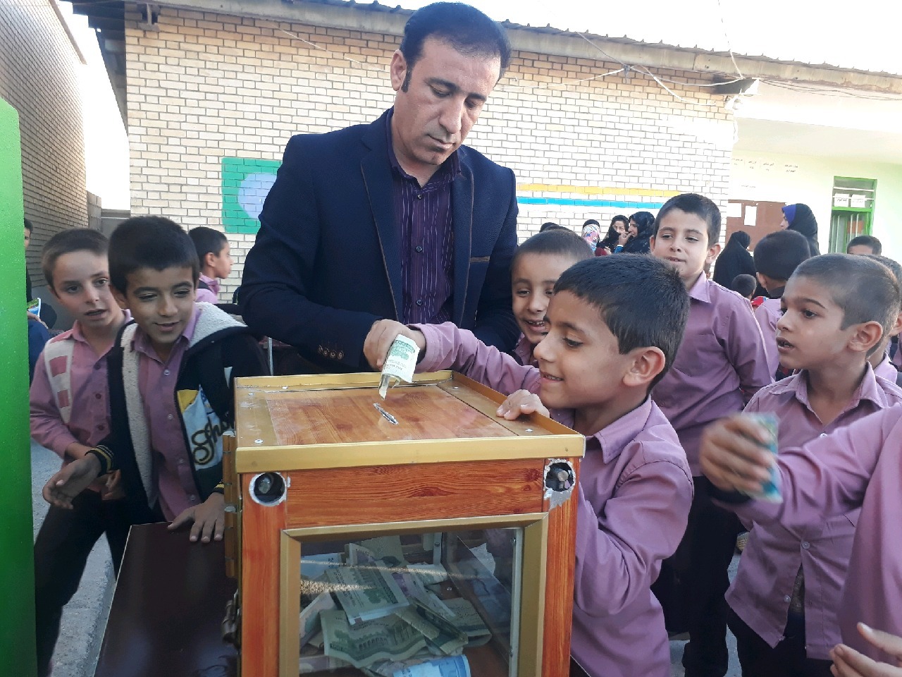 قلک همیاری طرحی برای تمرین نوعدوستی در یکی از مدارس لنده/ نعمت پور؛ باید در راه تربیت دانشآموزان عشق، همدلی، ادب و معرفت آموزش داده شود+تصاویر قلک همیاری طرحی برای تمرین نوعدوستی در یکی از مدارس لنده/ نعمت پور؛ باید در راه تربیت دانشآموزان عشق، همدلی، ادب و معرفت آموزش داده شود+تصاویر