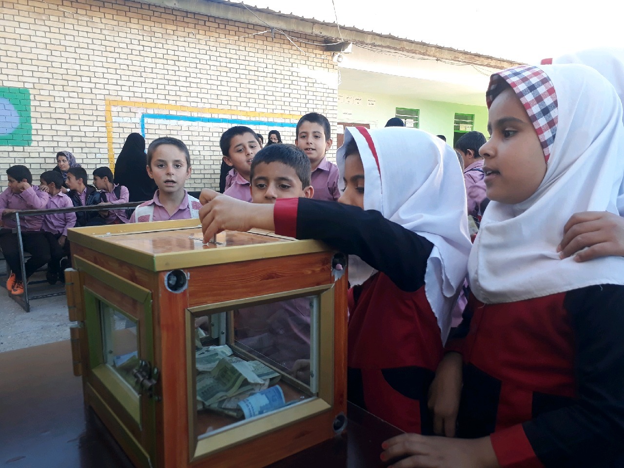 قلک همیاری طرحی برای تمرین نوعدوستی در یکی از مدارس لنده/ نعمت پور؛ باید در راه تربیت دانشآموزان عشق، همدلی، ادب و معرفت آموزش داده شود+تصاویر قلک همیاری طرحی برای تمرین نوعدوستی در یکی از مدارس لنده/ نعمت پور؛ باید در راه تربیت دانشآموزان عشق، همدلی، ادب و معرفت آموزش داده شود+تصاویر