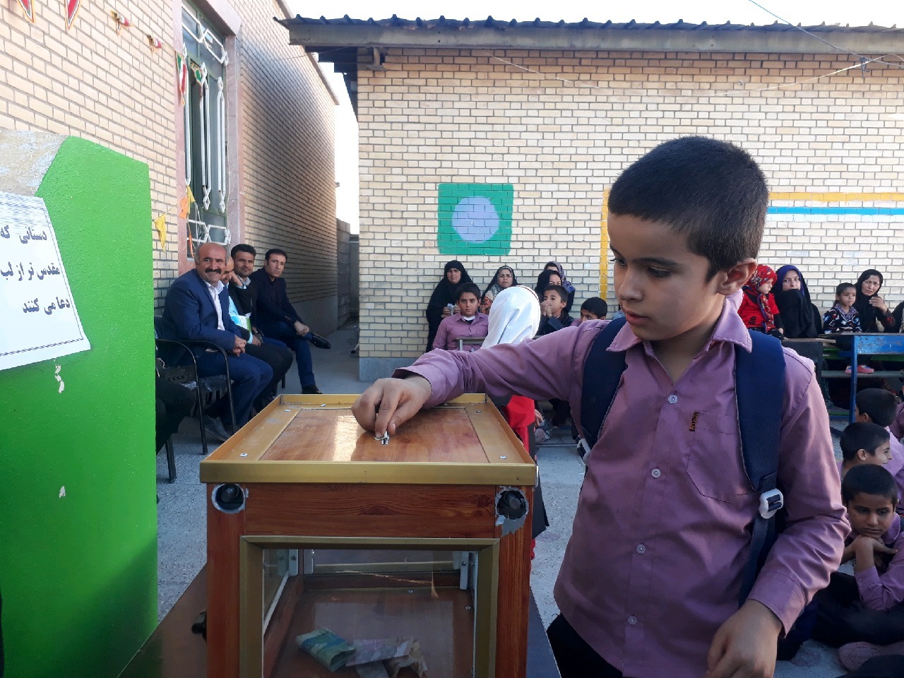 قلک همیاری طرحی برای تمرین نوعدوستی در یکی از مدارس لنده/ نعمت پور؛ باید در راه تربیت دانشآموزان عشق، همدلی، ادب و معرفت آموزش داده شود+تصاویر قلک همیاری طرحی برای تمرین نوعدوستی در یکی از مدارس لنده/ نعمت پور؛ باید در راه تربیت دانشآموزان عشق، همدلی، ادب و معرفت آموزش داده شود+تصاویر