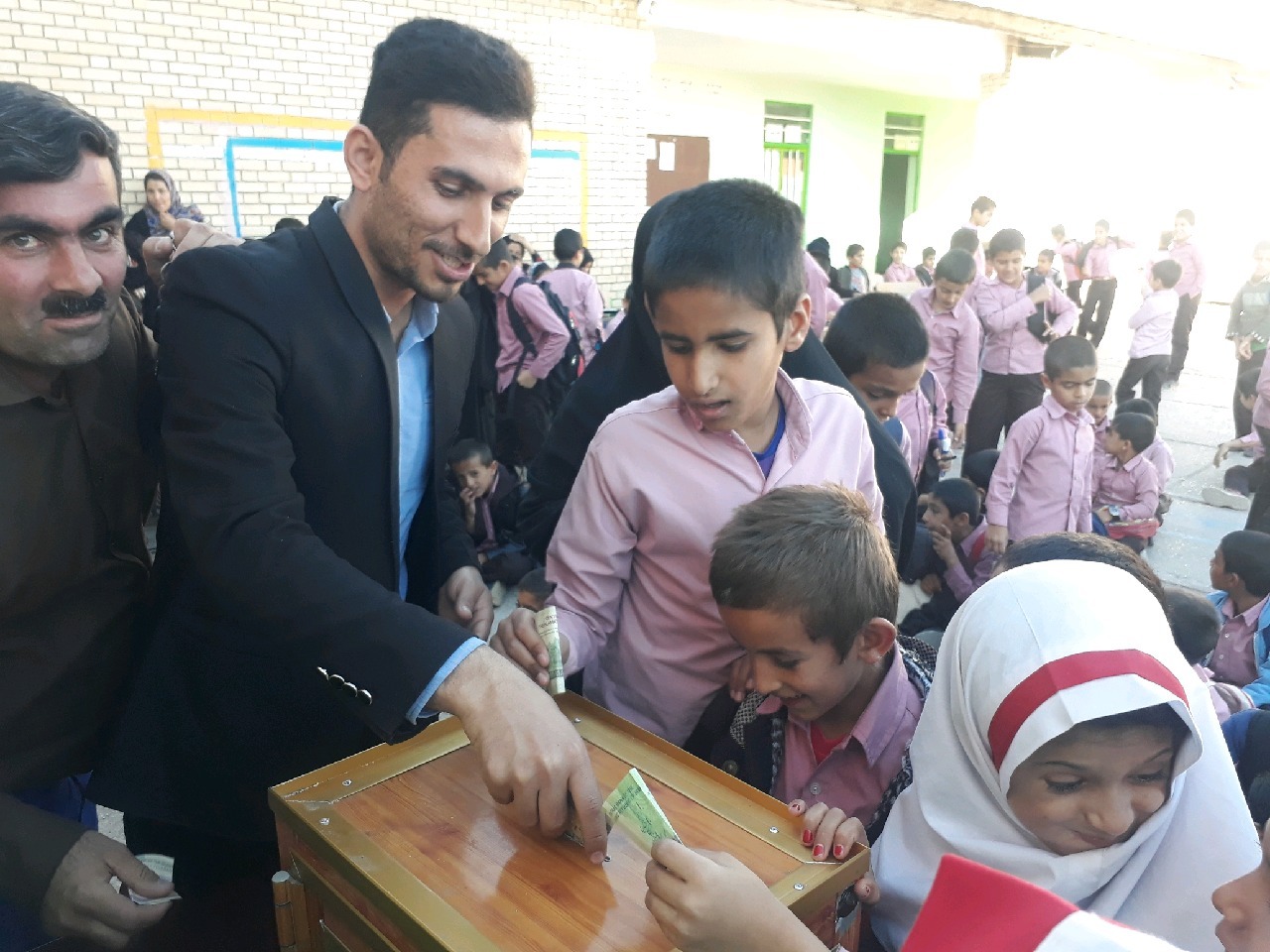 قلک همیاری طرحی برای تمرین نوعدوستی در یکی از مدارس لنده/ نعمت پور؛ باید در راه تربیت دانشآموزان عشق، همدلی، ادب و معرفت آموزش داده شود+تصاویر قلک همیاری طرحی برای تمرین نوعدوستی در یکی از مدارس لنده/ نعمت پور؛ باید در راه تربیت دانشآموزان عشق، همدلی، ادب و معرفت آموزش داده شود+تصاویر