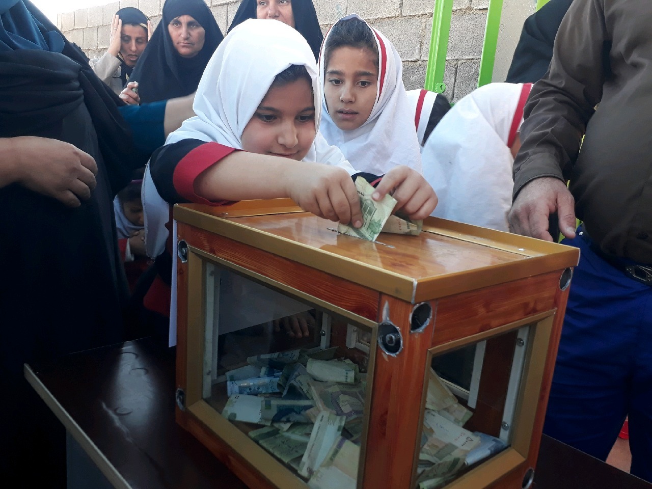 قلک همیاری طرحی برای تمرین نوعدوستی در یکی از مدارس لنده/ نعمت پور؛ باید در راه تربیت دانشآموزان عشق، همدلی، ادب و معرفت آموزش داده شود+تصاویر قلک همیاری طرحی برای تمرین نوعدوستی در یکی از مدارس لنده/ نعمت پور؛ باید در راه تربیت دانشآموزان عشق، همدلی، ادب و معرفت آموزش داده شود+تصاویر