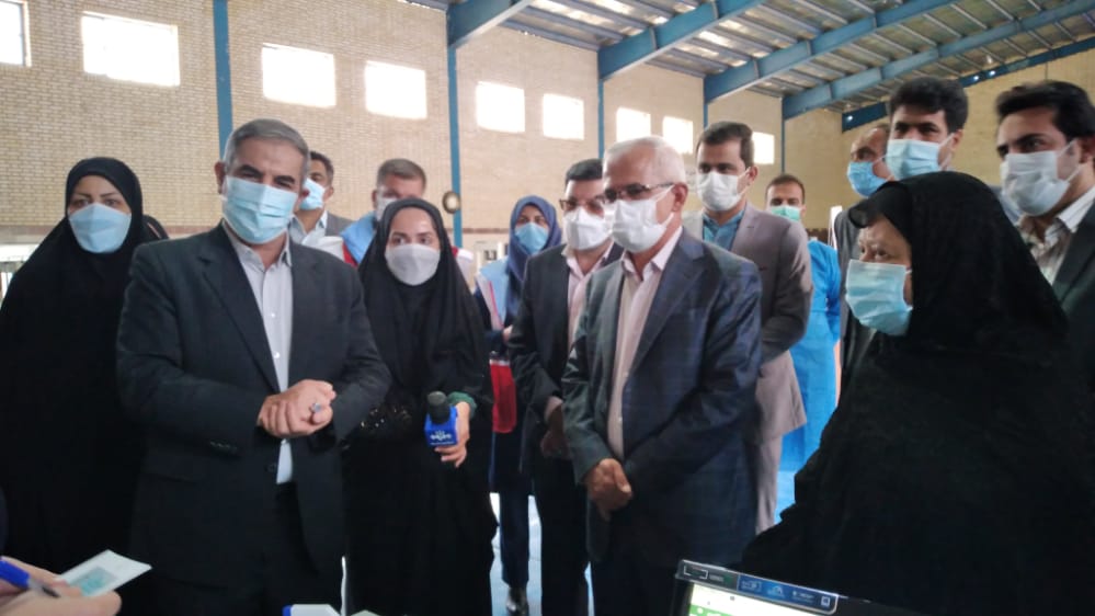 بازدید استاندار از مرکز تزریق واکسن کرونا در یاسوج / توضیحات مدیر شبکه بهداشت بویراحمد / حاشیه جالب تقدیر یک سالمند از استاندار + فیلم