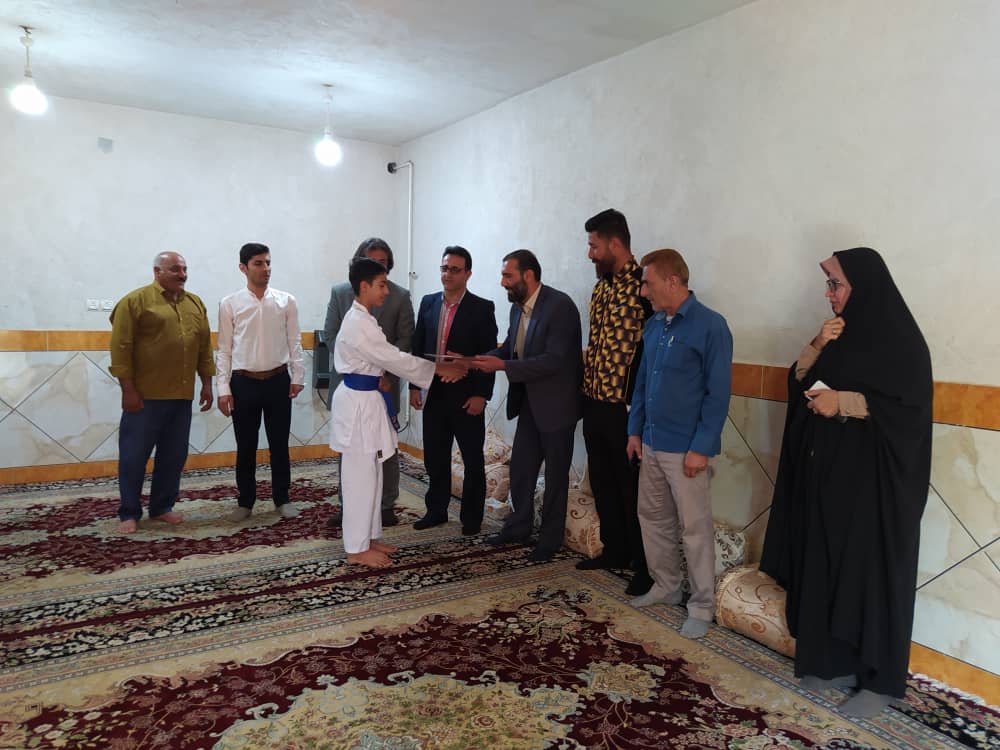 تجلیل مدیر کل ورزش از مدال آور نوجوان کهگیلویه وبویر احمد در مسابقات کاراته کشور+تصاویر