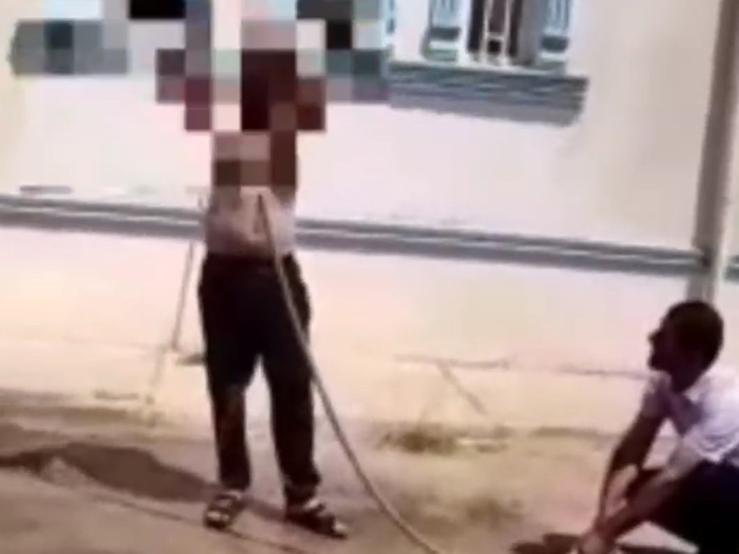 ماجرای عجیب استحمام یک معترض در آبفا! ماجرای عجیب استحمام یک معترض در آبفا!