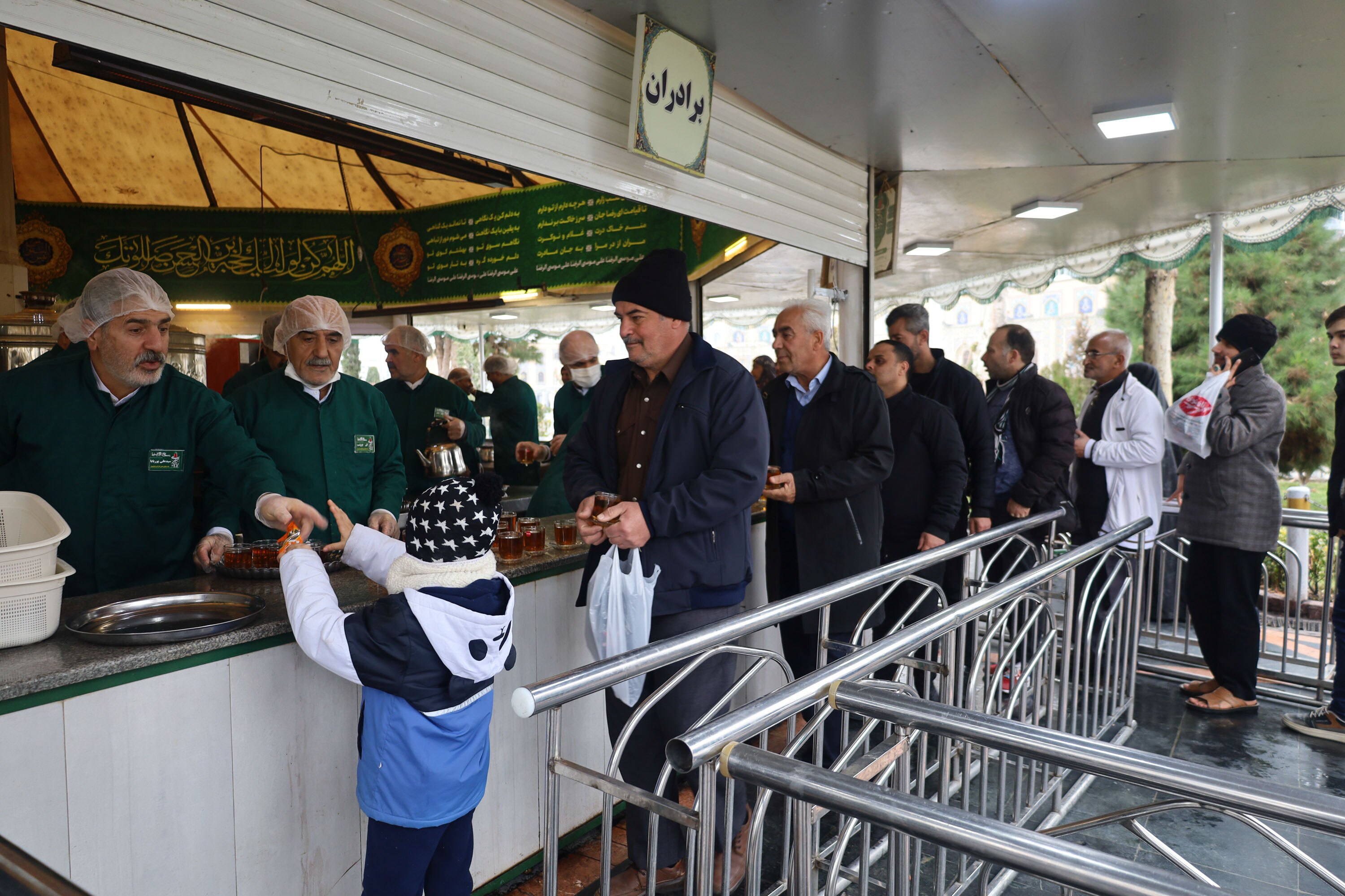 توزیع گل نرگس در چایخانه حرم مطهر رضوی