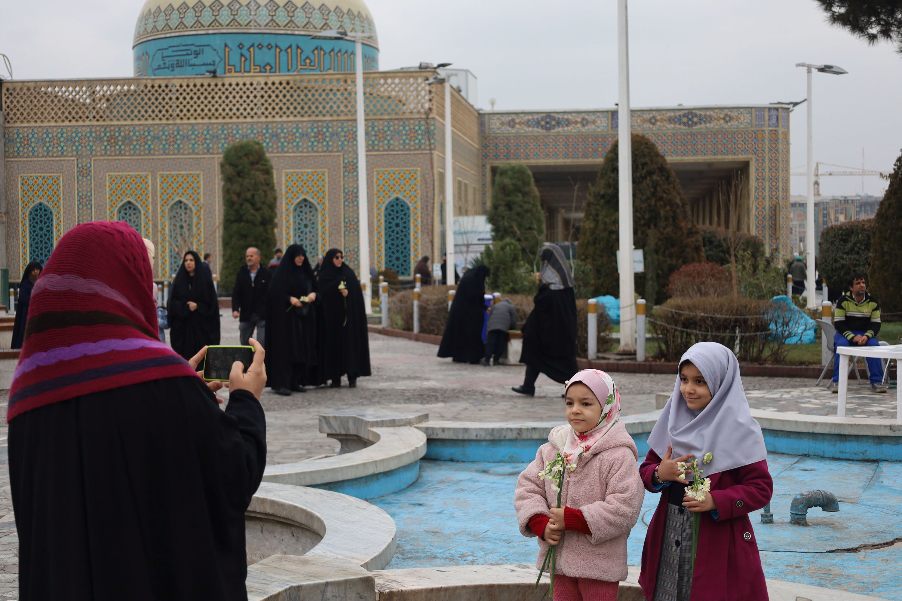 توزیع گل نرگس در چایخانه حرم مطهر رضوی