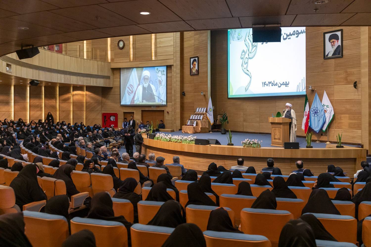 خدمت به مردم، از مهمترین آموزههای معصومین(ع) است خدمت به مردم، از مهمترین آموزههای معصومین(ع) است