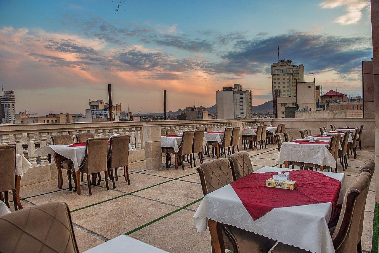 هتل اطلس مشهد یا گلدن پالاس: مقایسه‌ای برای اقامت لاکچری