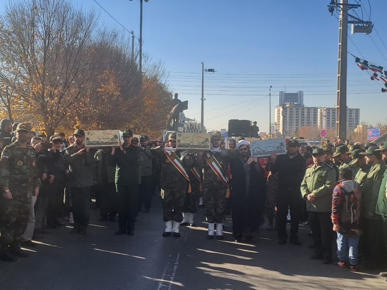 10 شهید والامقام روی دوش مردم قزوین تشییع شدند