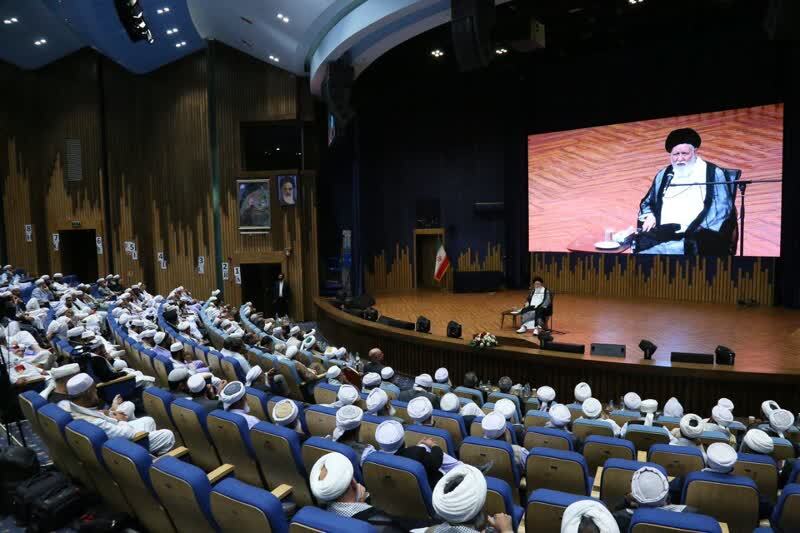 وحدت سنی و شیعه، کلید مقابلهٔ با تهدیدات خارجی و کاهش نفوذ غربب است/ «اختلافات فقهی» نباید باعث جدایی و دشمنی شود