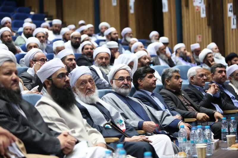 وحدت سنی و شیعه، کلید مقابلهٔ با تهدیدات خارجی و کاهش نفوذ غربب است/ «اختلافات فقهی» نباید باعث جدایی و دشمنی شود/ دشمن با تفرقه‌افکنی به دنبال شکست اتحاد مسلمانان است