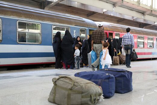 سرگردانی مسافران در ایستگاه صفاشهر/ نقص فنی ۴ ساعته قطار شیراز-تهران را از حرکت انداخت سرگردانی مسافران در ایستگاه صفاشهر/ نقص فنی ۴ ساعته قطار شیراز-تهران را از حرکت انداخت