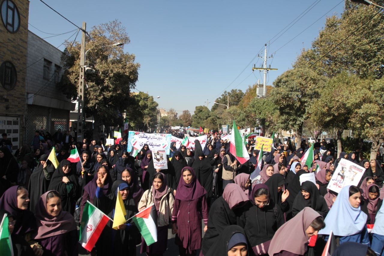 حماسه استکبارستیزی مردم اراک در راهپیمایی ۱۳ آبان به روایت تصویر حماسه استکبارستیزی مردم اراک در راهپیمایی ۱۳ آبان به روایت تصویر