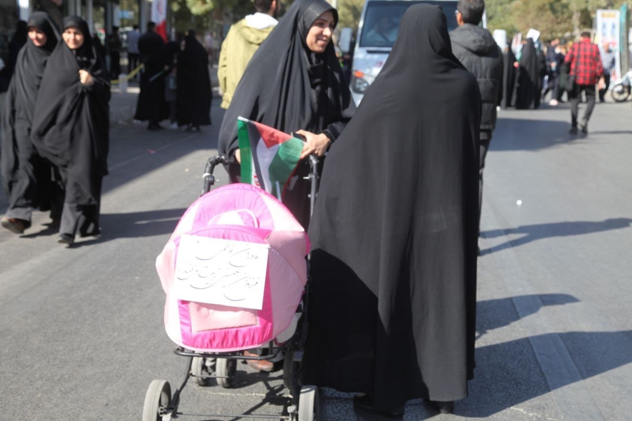 حماسه استکبارستیزی مردم اراک در راهپیمایی ۱۳ آبان به روایت تصویر حماسه استکبارستیزی مردم اراک در راهپیمایی ۱۳ آبان به روایت تصویر