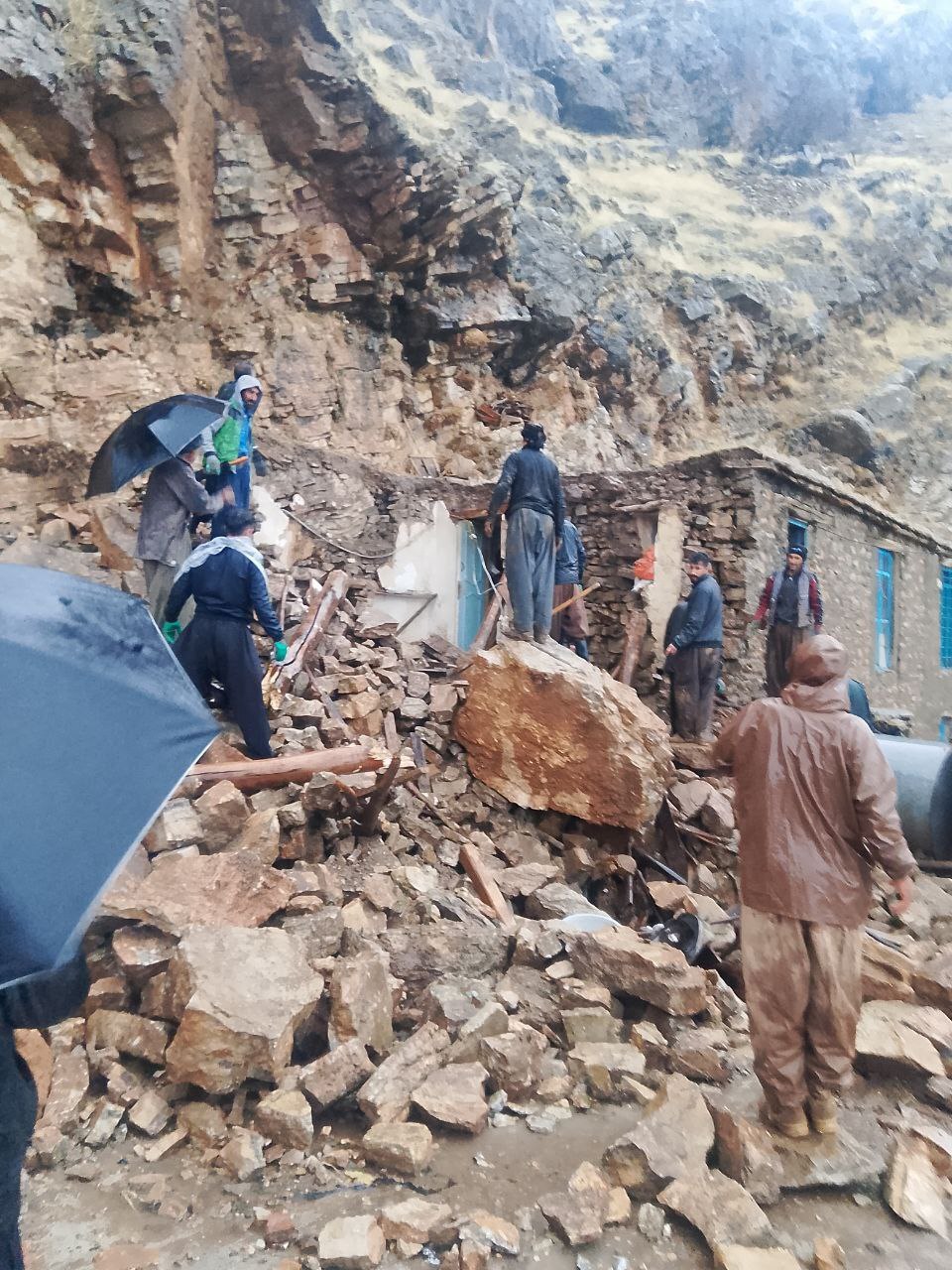 خسارت باران و ریزش سنگ در هورامان تخت/ دامها گرفتار آوار شدند، جانی در خطر نبود + تصاویر خسارت باران و ریزش سنگ در هورامان تخت/ دامها گرفتار آوار شدند، جانی در خطر نبود + تصاویر